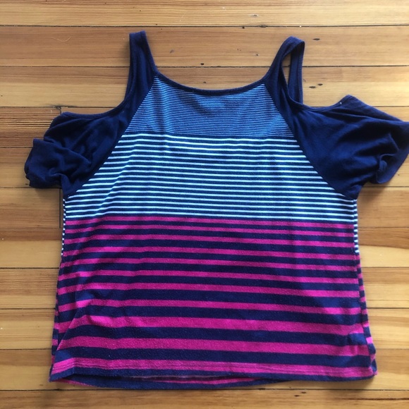 Open shoulder, striped t-shirt - Picture 2 of 3